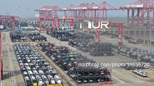 A batch of cars is about to be exported to overseas markets through frame transport at the International Container Terminal in Taicang Port...