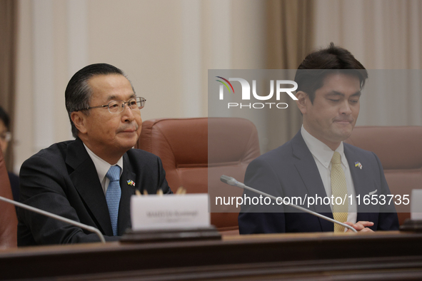 Chairman of the Independent Administrative Agency, the Japan External Trade Organization (JETRO), Ishiguro Norihiko (L), is seen during the...