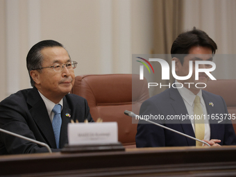 Chairman of the Independent Administrative Agency, the Japan External Trade Organization (JETRO), Ishiguro Norihiko (L), is seen during the...