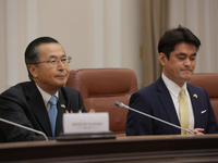 Chairman of the Independent Administrative Agency, the Japan External Trade Organization (JETRO), Ishiguro Norihiko (L), is seen during the...