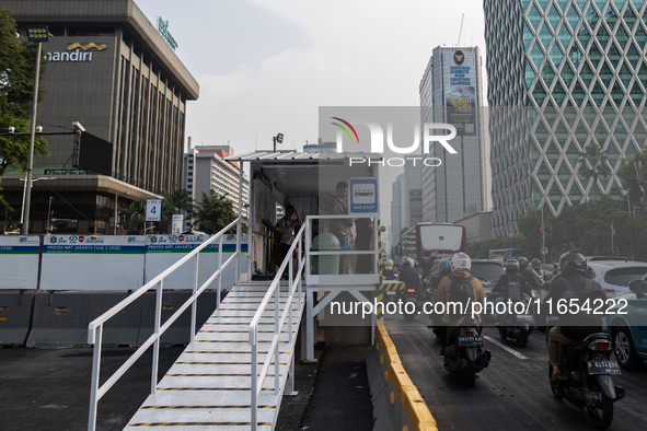 People are at a bus stop in the business district of Jakarta, Indonesia, on October 10, 2024. According to the Expert Council of the Nationa...