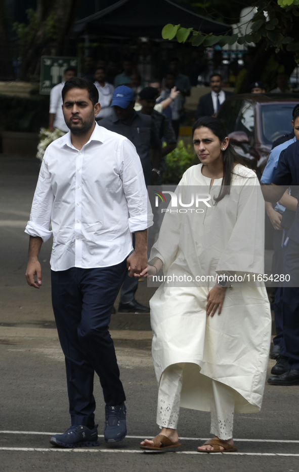 Indian businessman and chairman of Reliance Jio, Akash Ambani, with his wife Shloka Mehta, arrives to pay tribute to the mortal remains of I...