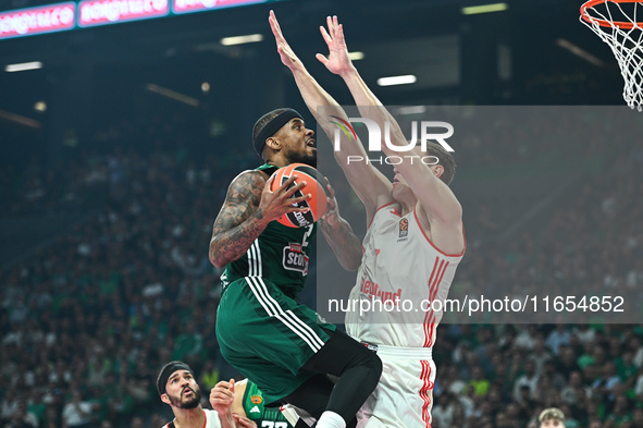 Lorenzo Brown of Panathinaikos AKTOR Athens competes with Johannes Voigtmann of FC Bayern Munich during the Euroleague, Round 2 match betwee...