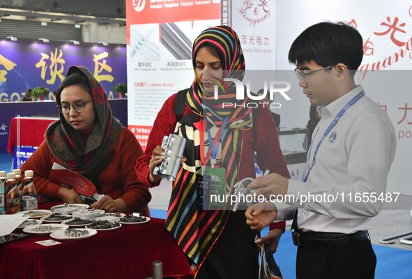 Foreign merchants buy fasteners at the 2024 International Procurement Conference in Handan, China, on October 10, 2024. 