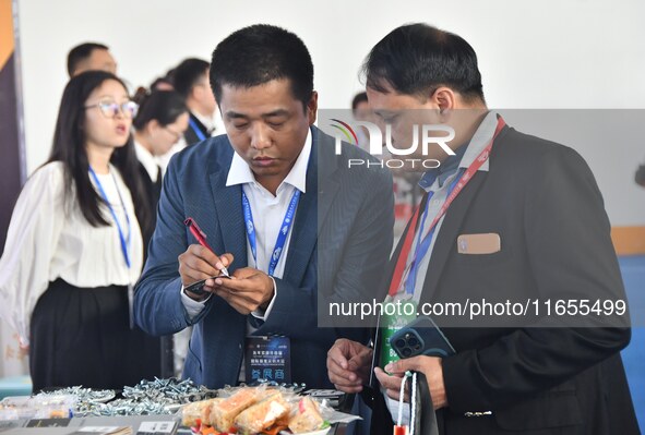 Foreign merchants learn about fastener products at the 2024 International Procurement Conference in Handan, China, on October 10, 2024. 