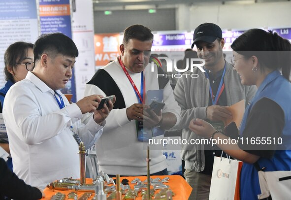 Foreign merchants learn about fastener products at the 2024 International Procurement Conference in Handan, China, on October 10, 2024. 