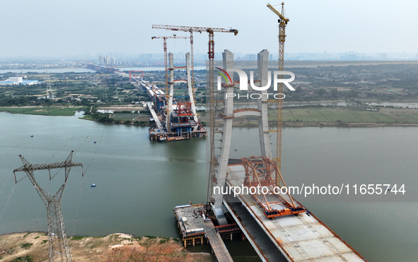 Construction workers work on the Nanchang-Jiujiang High-speed Railway Ganjiang River Highway and Railway Bridge, China's first 350 km/h mixe...