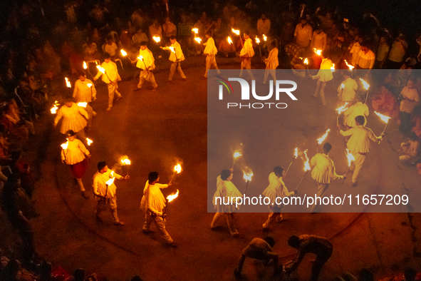 Mashaal Raas is a traditional garba dance that the people of Saurashtra preserve. In Mashaal Raas, young men dressed in traditional attire d...