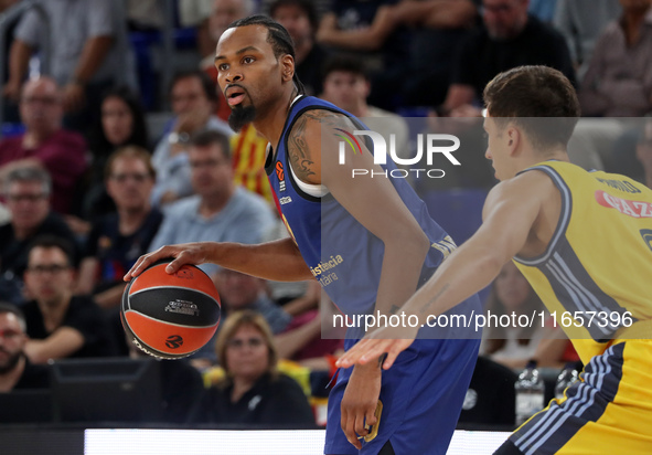 Kevin Punter plays during the match between FC Barcelona and Alba Berlin, corresponding to week 2 of the Turkish Airlines Euroleague, at the...