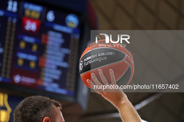 The official ball of the Euroleague is used during the match between FC Barcelona and Alba Berlin, corresponding to week 2 of the Turkish Ai...