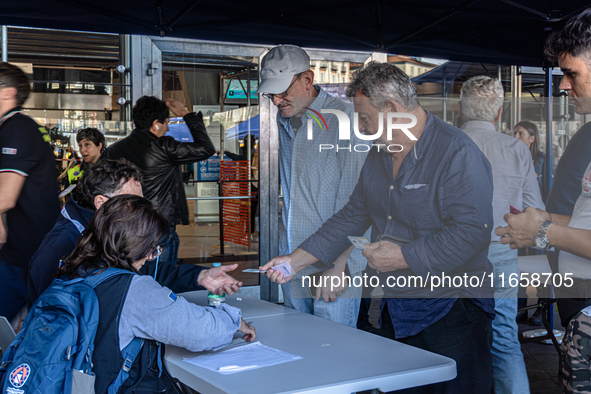 The national volcanic risk exercise in the Campi Flegrei takes place with the assisted evacuation of a sample population. Residents from sev...