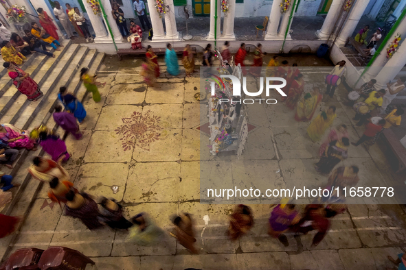 Married women offer their prayers for the last time to goddess Durga and immerse themselves in the ritual of ''Sindur Khela'' or vermillion...