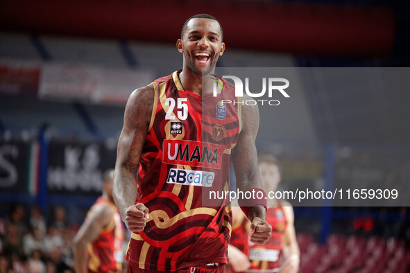 Umana Reyer's Aamir Simms participates in the Italian LBA basketball championship match between Umana Reyer Venezia and Virtus Segafredo Bol...