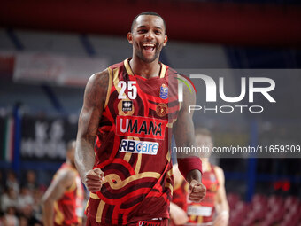 Umana Reyer's Aamir Simms participates in the Italian LBA basketball championship match between Umana Reyer Venezia and Virtus Segafredo Bol...