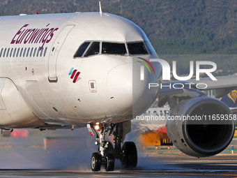 An Airbus A321-271NX from Wizz Air is parked, waiting for passengers to board at Barcelona airport in Barcelona, Spain, on October 98, 2024....