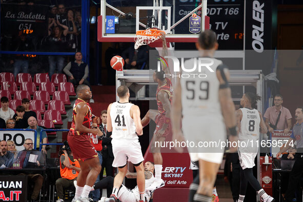 Umana Reyer's Aamir Simms participates in the Italian LBA basketball championship match between Umana Reyer Venezia and Virtus Segafredo Bol...