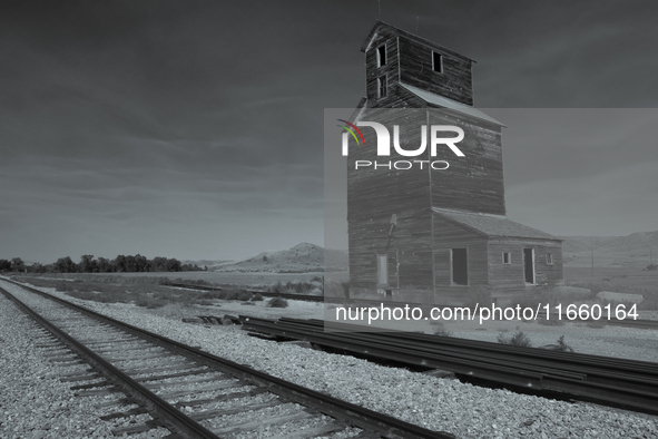 An abandoned grain elevator is in the ghost town of Owanka, South Dakota, USA. 