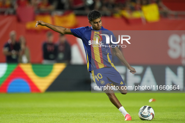 Lamine Yamal right winger of Spain and FC Barcelona during the warm-up before the UEFA Nations League 2024/25 League A Group A4 match betwee...