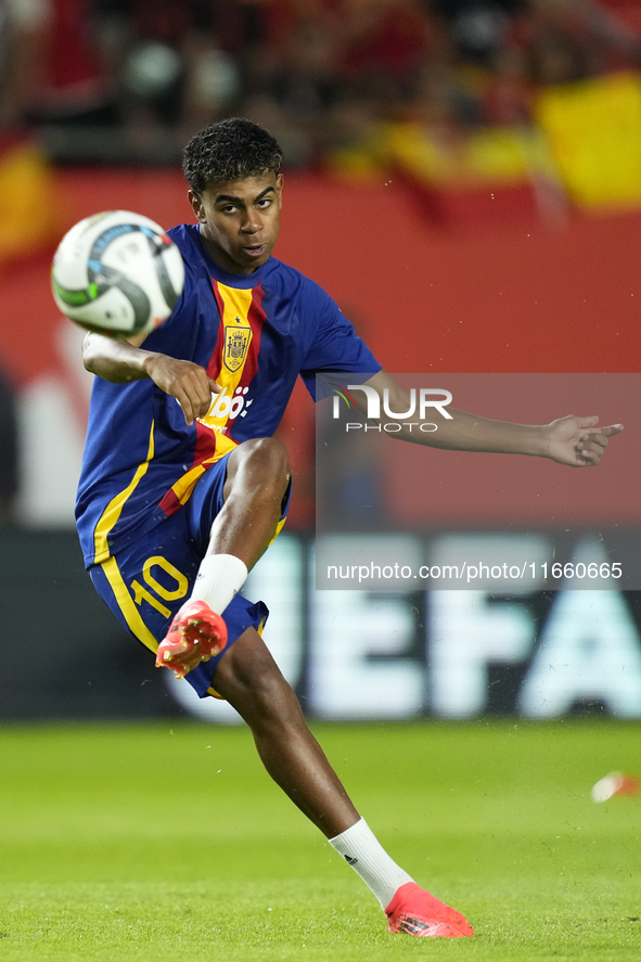 Lamine Yamal right winger of Spain and FC Barcelona during the warm-up before the UEFA Nations League 2024/25 League A Group A4 match betwee...