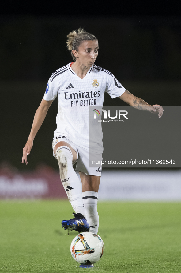 Sheila Garcia of Real Madrid women controls the ball during the LIGA F match between Real Madrid and Atletico de Madrid at Alfredo Di Stefan...