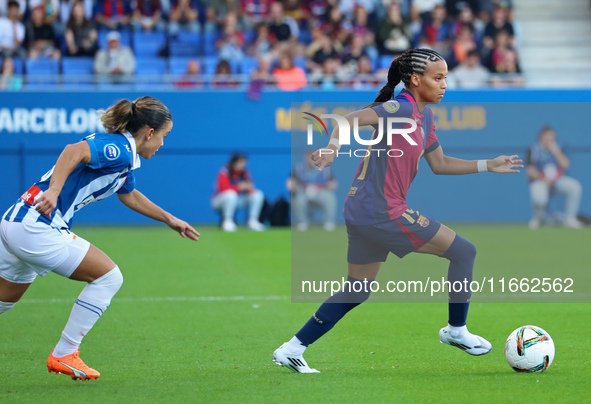 Vicky Lopez plays during the match between FC Barcelona Women and RCD Espanyol Women, corresponding to week 6 of the Liga F, at the Johan Cr...