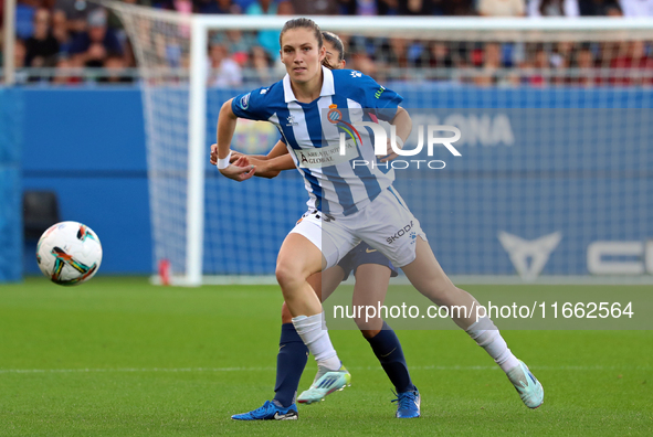 Arola Aparicio plays during the match between FC Barcelona Women and RCD Espanyol Women, corresponding to week 6 of the Liga F, at the Johan...