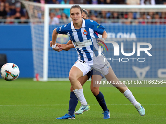 Arola Aparicio plays during the match between FC Barcelona Women and RCD Espanyol Women, corresponding to week 6 of the Liga F, at the Johan...