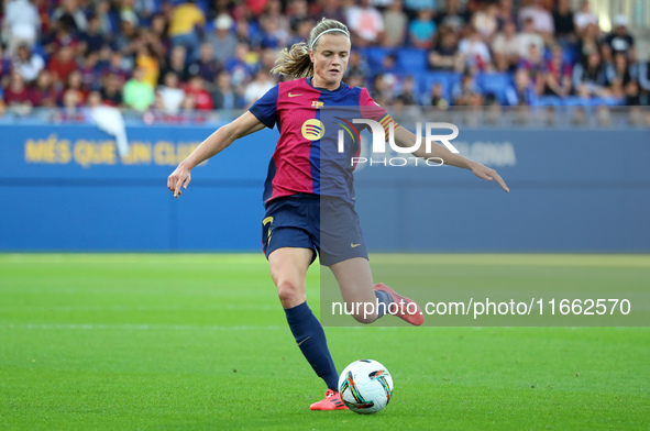 Irene Paredes plays during the match between FC Barcelona Women and RCD Espanyol Women, corresponding to week 6 of the Liga F, at the Johan...