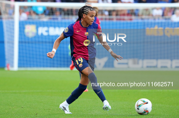 Vicky Lopez plays during the match between FC Barcelona Women and RCD Espanyol Women, corresponding to week 6 of the Liga F, at the Johan Cr...