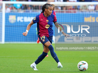 Vicky Lopez plays during the match between FC Barcelona Women and RCD Espanyol Women, corresponding to week 6 of the Liga F, at the Johan Cr...