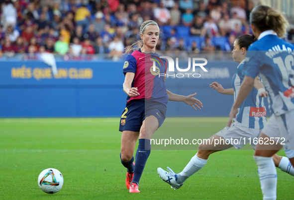 Irene Paredes plays during the match between FC Barcelona Women and RCD Espanyol Women, corresponding to week 6 of the Liga F, at the Johan...