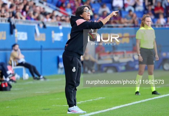 Sara Monforte coaches during the match between FC Barcelona Women and RCD Espanyol Women, corresponding to week 6 of the Liga F, at the Joha...