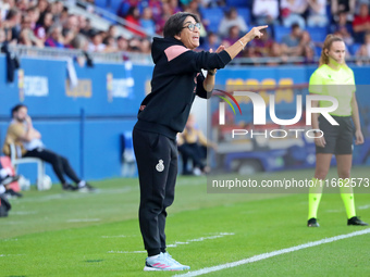 Sara Monforte coaches during the match between FC Barcelona Women and RCD Espanyol Women, corresponding to week 6 of the Liga F, at the Joha...