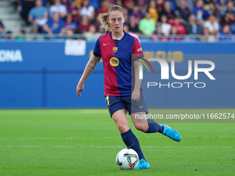 Keira Walsh plays during the match between FC Barcelona Women and RCD Espanyol Women, corresponding to week 6 of the Liga F, at the Johan Cr...