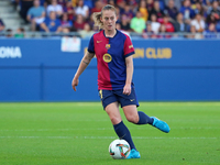 Keira Walsh plays during the match between FC Barcelona Women and RCD Espanyol Women, corresponding to week 6 of the Liga F, at the Johan Cr...