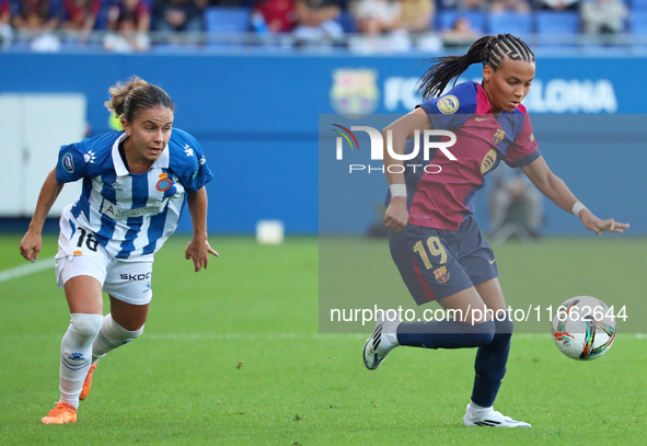 Vicky Lopez and Paula Perea play during the match between FC Barcelona Women and RCD Espanyol Women, corresponding to week 6 of the Liga F,...