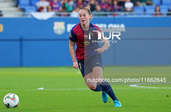 Keira Walsh plays during the match between FC Barcelona Women and RCD Espanyol Women, corresponding to week 6 of the Liga F, at the Johan Cr...