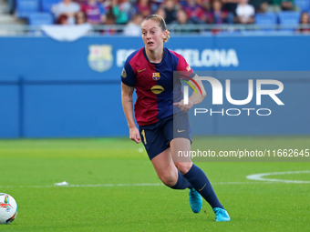 Keira Walsh plays during the match between FC Barcelona Women and RCD Espanyol Women, corresponding to week 6 of the Liga F, at the Johan Cr...