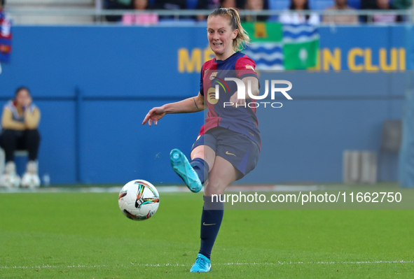 Keira Walsh plays during the match between FC Barcelona Women and RCD Espanyol Women, corresponding to week 6 of the Liga F, at the Johan Cr...