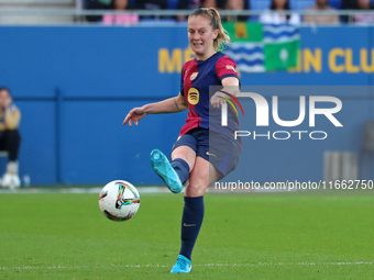 Keira Walsh plays during the match between FC Barcelona Women and RCD Espanyol Women, corresponding to week 6 of the Liga F, at the Johan Cr...