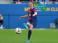 Keira Walsh plays during the match between FC Barcelona Women and RCD Espanyol Women, corresponding to week 6 of the Liga F, at the Johan Cr...