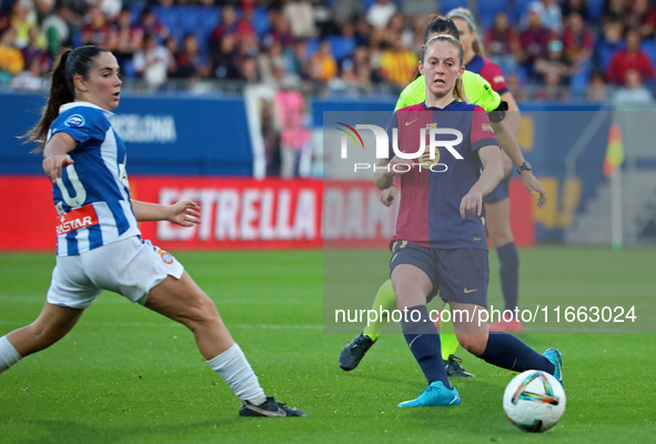 Keira Walsh plays during the match between FC Barcelona Women and RCD Espanyol Women, corresponding to week 6 of the Liga F, at the Johan Cr...