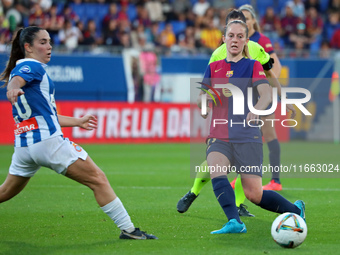 Keira Walsh plays during the match between FC Barcelona Women and RCD Espanyol Women, corresponding to week 6 of the Liga F, at the Johan Cr...