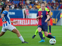 Keira Walsh plays during the match between FC Barcelona Women and RCD Espanyol Women, corresponding to week 6 of the Liga F, at the Johan Cr...