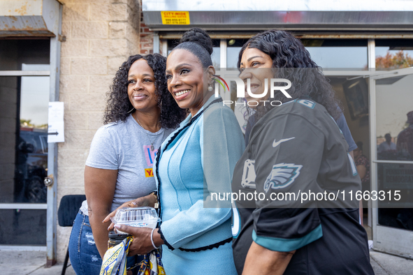 Actress and singer Sheryl Lee Ralph poses for a group picture with Harris-Walz supporters at a campaign event in Philadelphia, Pennsylvania,...