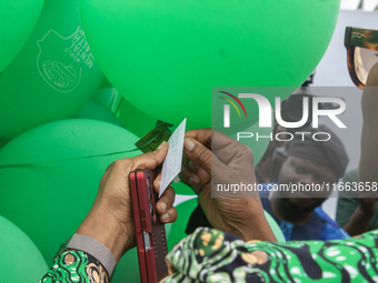 Dr. Kemi Ogunyemi, Special Adviser on Health to the Governor, Lagos State, attaches a card with words of hope to the ceremonial green balloo...