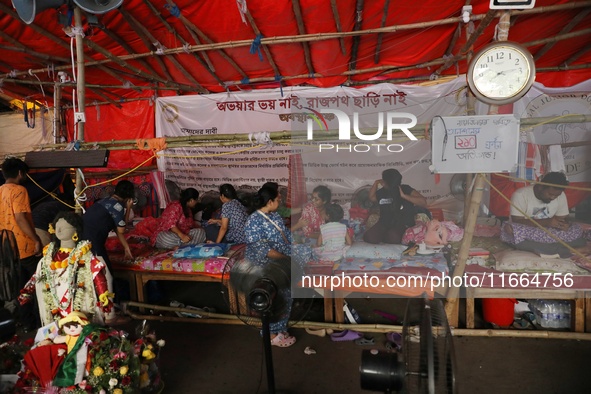 Junior doctors continue their indefinite hunger strike for 210 hours, demanding justice for the RG Kar rape and murder of a PGT woman doctor...