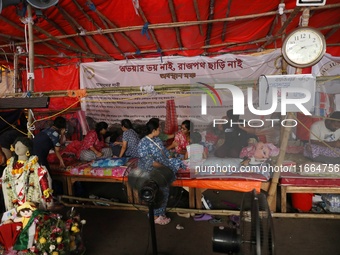 Junior doctors continue their indefinite hunger strike for 210 hours, demanding justice for the RG Kar rape and murder of a PGT woman doctor...