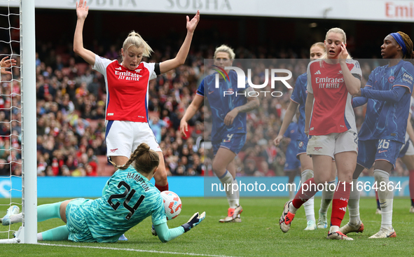 Lioness Leah Williamson tries to beat Chelsea stopper Hannah Hampton during the Barclays FA Women's Super League match between Arsenal and C...