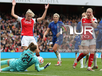 Lioness Leah Williamson tries to beat Chelsea stopper Hannah Hampton during the Barclays FA Women's Super League match between Arsenal and C...